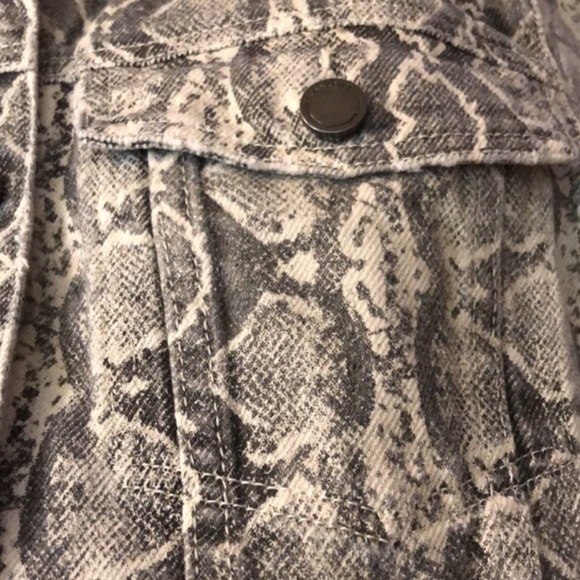 BLANK NYC Denim Trucker Jacket In Snake Print Size XS. - Picture 13 of 15
